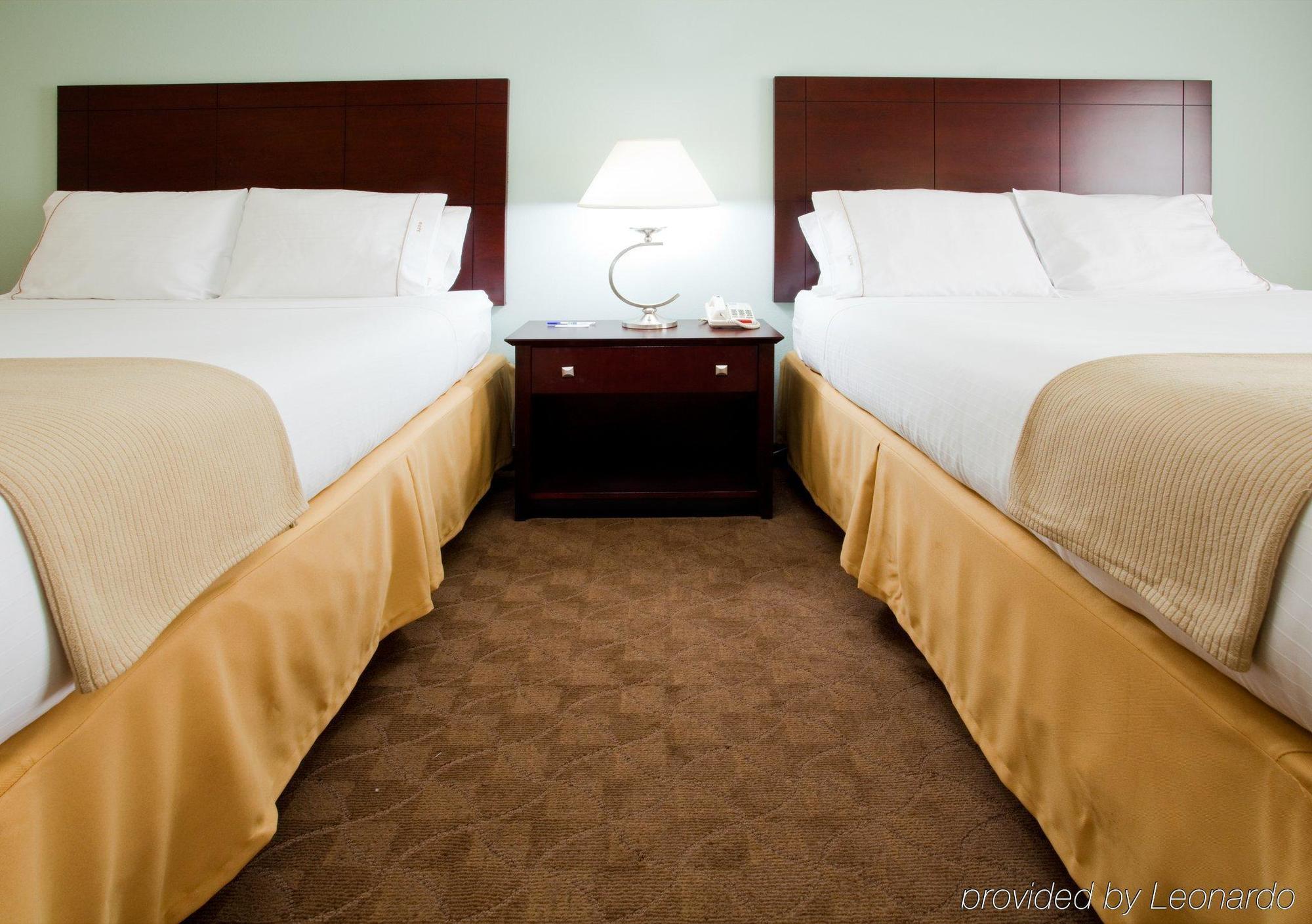 Holiday Inn Express Hotel & Suites Greensboro-East By Ihg Buitenkant foto