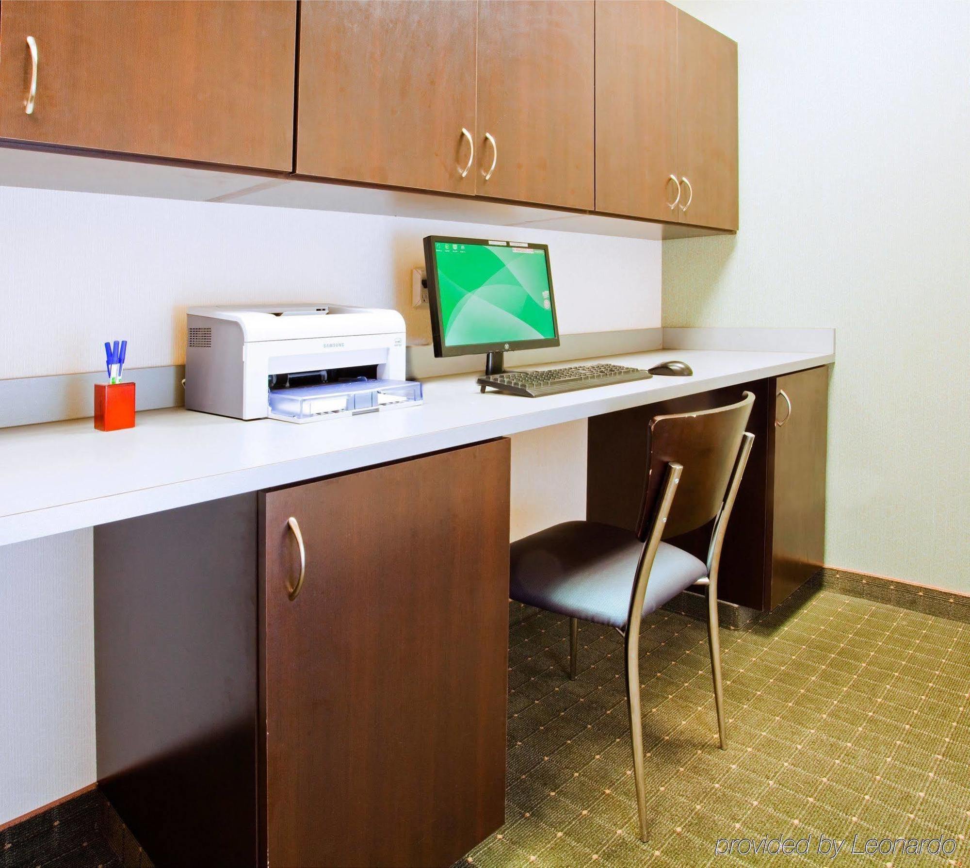 Holiday Inn Express Hotel & Suites Greensboro-East By Ihg Buitenkant foto