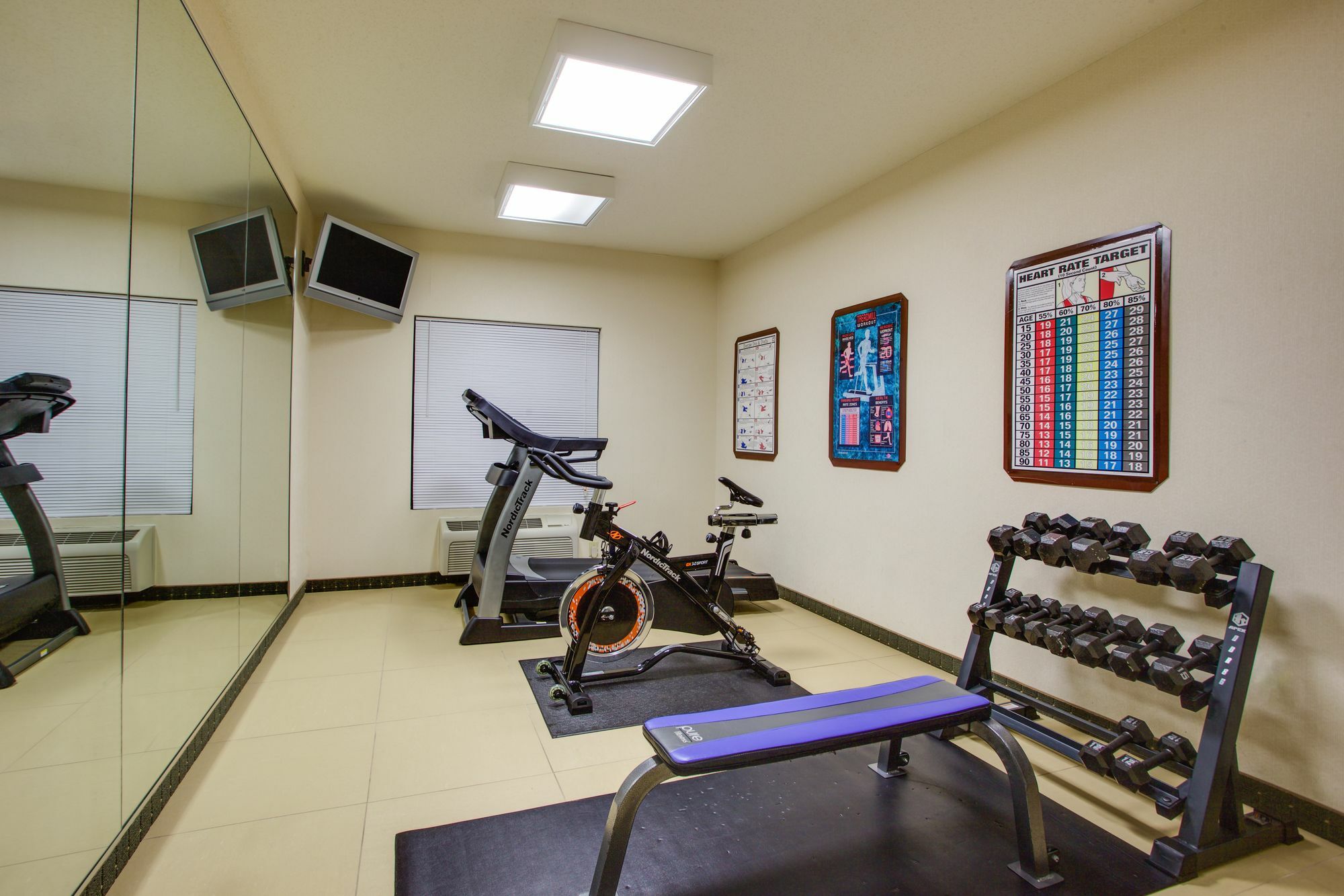 Holiday Inn Express Hotel & Suites Greensboro-East By Ihg Buitenkant foto